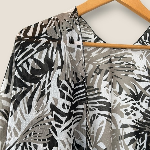 Patterned Tropical Beach Coverup - Picture 4 of 8